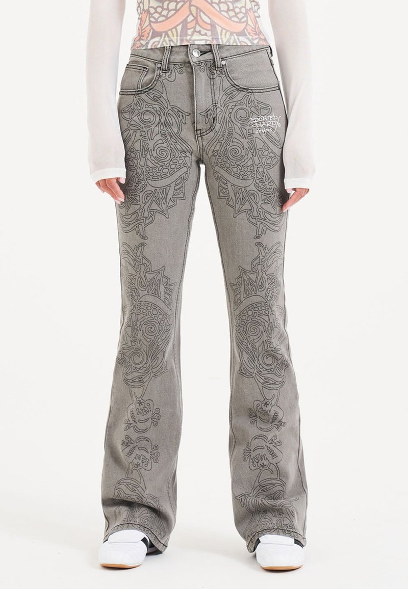 Jeans a zampa d'elefante grigi con intricati motivi neri ricamati. Design standard a cinque tasche con chiusura a bottone e branding discreto sul davanti.