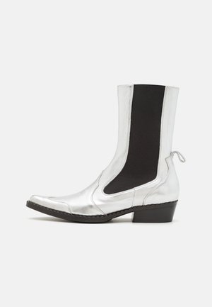 BY FAR OTIS - Škornji v kavbojskem/motorističnem slogu - silver