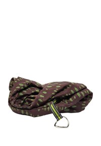 Brązowa torba z materiału z zielonymi wzorami przypominającymi liście, z czarnym i zielonym paskiem oraz metalowym pierścieniem D do mocowania. Wydaje się pognieciona.