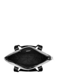 Tote bag met een grijze buitenkant, zwarte binnenkant, stevige zwarte straps en een ritsluiting. Heeft een gladde textuur en een ruime indeling.