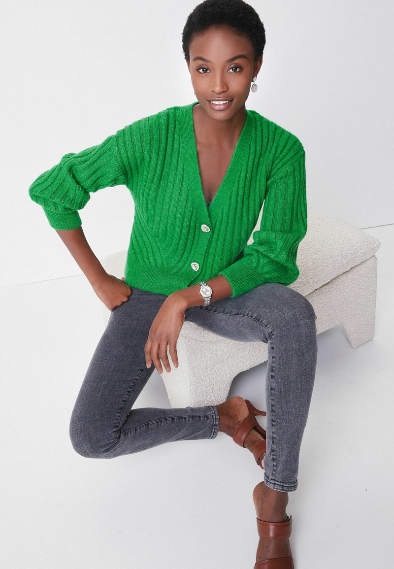 Damen Strickjacken | Next WITH GEM BUTTON Strickjacke green/grün - DW45793 Damen Strickjacken | Next WITH GEM BUTTON Strickjacke green/grün - DW45793