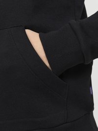 Felpa nera con tasca a marsupio, polsini e orlo ribattuti, realizzata in un tessuto morbido a trama liscia. Branding minimale visibile.