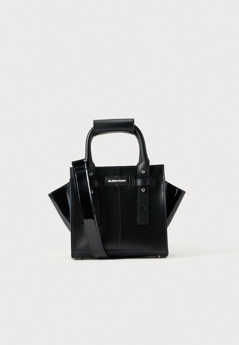 Sac à main en cuir verni noir avec un design structuré, double poignées supérieures, bandoulière amovible et un accent logo métallique.
