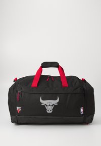 Bolsa de viaje negra con asas rojas, que presenta un gran logo blanco de un toro de los Chicago Bulls, un logo más pequeño de los Bulls y el logo de la NBA en los bolsillos frontales.