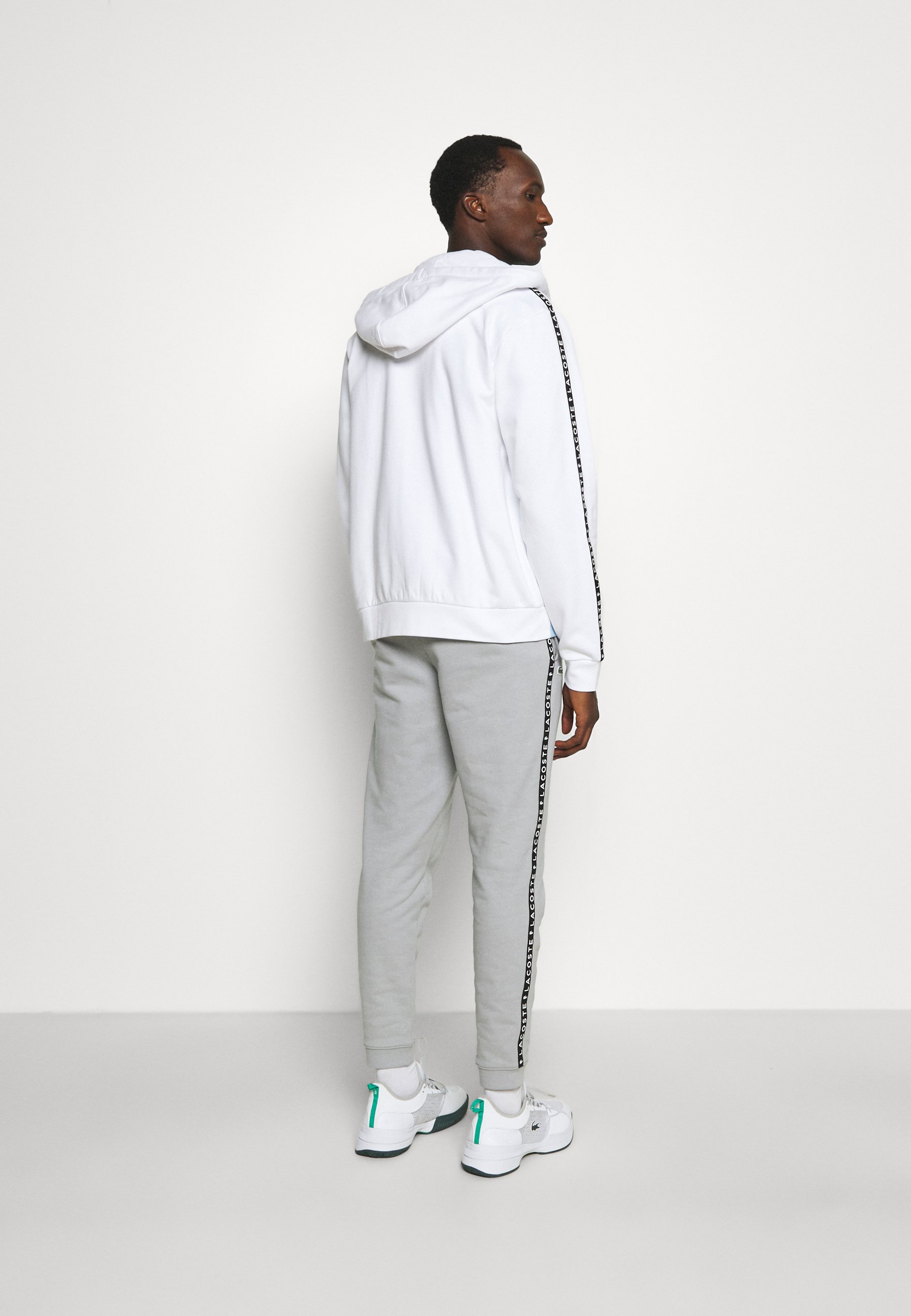lacoste blanche et bleu