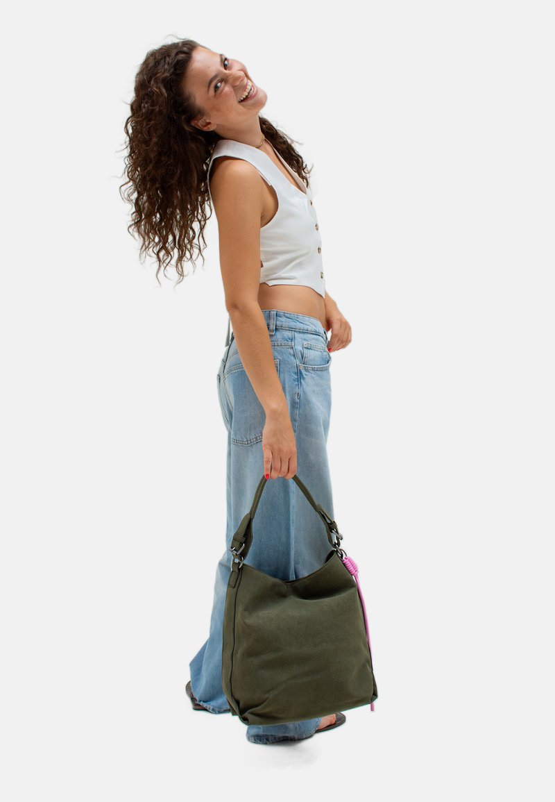Borsa hobo verde oliva realizzata in tessuto morbido, con un manico superiore singolo e un accentuazione rosa, dotata di un design slouchy e una texture liscia.