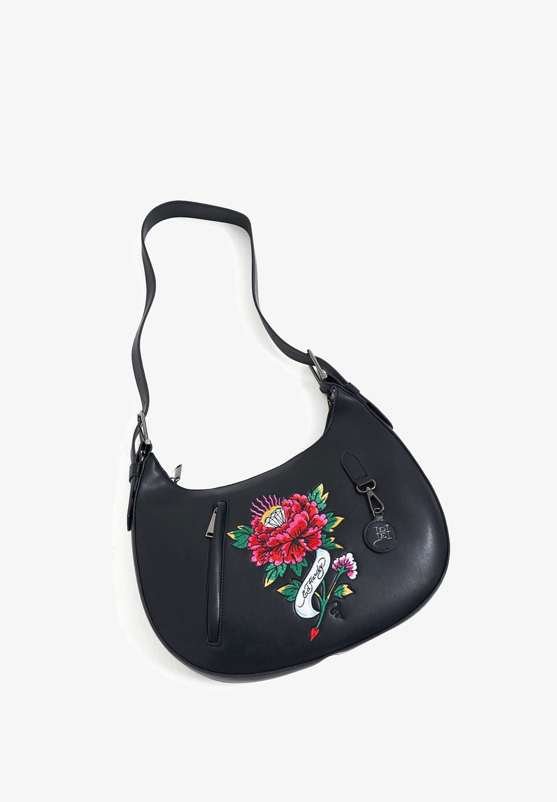 Sort læder skuldertaske med blomsterbroderi, lynlåsrum og metalvedhæng. Glat overflade og buet form. Justerbar rem.