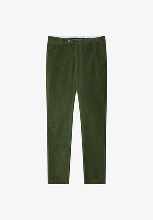 Pantalones de pana verde con corte ajustado, que presentan un cierre de botón en la parte delantera, trabillas para cinturón y dos bolsillos laterales, mostrando una textura de costillas verticales.