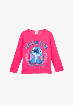 Camiseta de algodón de manga larga color rosa con un gráfico de Stitch de Disney, con la frase "STITCH CLUB RARO PERO BONITO 2002" impresa debajo.