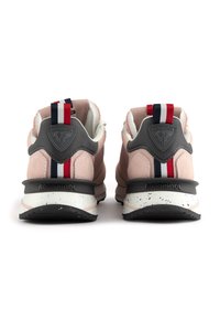 Sneaker in suede e mesh rosa con un tallone grigio, dotate di un'etichetta a strisce e di una suola intermedia maculata. Logo sul tallone.