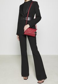 Emporio Armani Axelremsväska - red