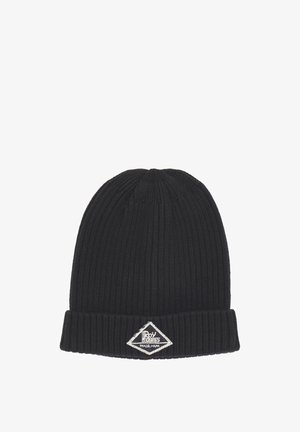 Berretto di maglia nero con una texture a coste, caratterizzato da un risvolto e un'etichetta a forma di diamante bianca sul davanti.