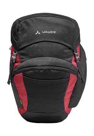 Schwarzer und roter Rucksack mit strukturierten Oberflächen, oberen Reißverschluss und Seitentaschen. Verfügt über verstellbare Träger und ein markiertes Logo.