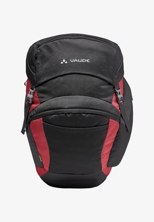 Zwarte en rode rugzak met een textuur oppervlakt, bovenrits en zijvakken. Voorzien van verstelbare schouderbanden en een merklogo.