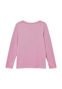 Langarmhemd aus leichtem, rosa Baumwollstoff. Mit einem runden Ausschnitt und einer einfachen, glatten Textur. Keine Muster oder Verzierungen.