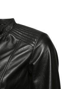 Svart läderjacka med hög krage, utrustad med rutigt axeldetalj och en slät yta. Designad för en figurnära silhuett.