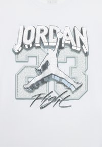 Jordan PURE MONEY TEE - Apdrukāts T-krekls - white