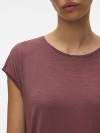 Tričko s krátkym rukávom a okrúhlym výstrihom v tlmenej purpurovej farbe. Mäkka, ľahká tkanina s hladkým povrchom a jemným leskom. Minimalistický dizajn.