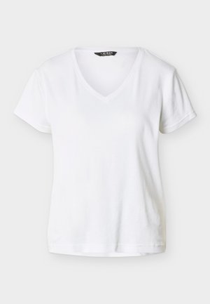 T-shirt en coton blanc à manches courtes et col en V avec une étiquette Lauren Ralph Lauren à l'intérieur du col, présenté sur un fond uni.