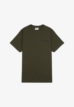 Camiseta de algodón verde oliva con un corte holgado, mangas cortas y cuello redondo. Cuenta con un pequeño y discreto logo de la marca en azul oscuro.