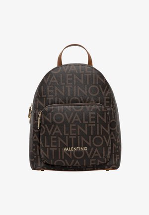 Hnědý batoh s vzory a logem, který má přední kapsu na zip a kožené detaily. Rozměry jsou přibližně střední velikosti.