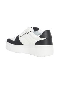 Schwarze und weiße Sneaker mit einem glatten Obermaterial aus Kunstleder und Textil. Verfügt über eine dicke, strukturierte weiße Sohle und einen gepolsterten Kragen für zusätzlichen Komfort.