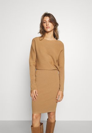 BOAT NECK SHEATH - Strickkleid - camel
