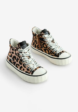 Vysoké tenisky s leopardím potiskem, bílou gumovou podešví a černými akcenty. Obsahují dekorativní šňůrky s vytištěným názvem značky.