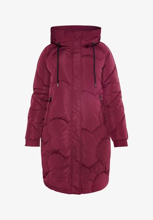 Caban lung de puf burgund cu capuz strâns, fermoar frontal și manșete elastice. Are o textură matlasată, cu un fit supradimensionat și buzunare pe lateral.