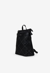 Mochila de cuero negro con patrón de diamante, tachuelas plateadas, correas ajustables y asa superior. Presenta un cierre con cremallera y un diseño elegante.
