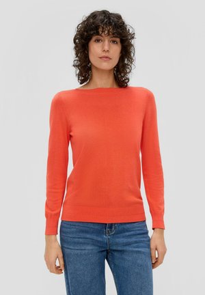 Oranges Sweatshirt mit rundem Ausschnitt, langen Ärmeln und gerippten Bündchen und Saum. Kombiniert mit blauen Jeans, vor einem neutralen Hintergrund präsentiert.
