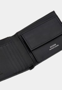 Portafoglio in vera pelle nera con più slot per carte, una tasca trasparente per l'ID e marchio in rilievo. Texture liscia con bordi cuciti.