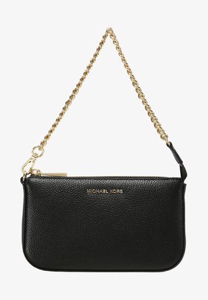 Svart lær clutch med teksturert overflate, gyllen kjede stropp, glidelås lukking og preget merkevare navn på fronten.