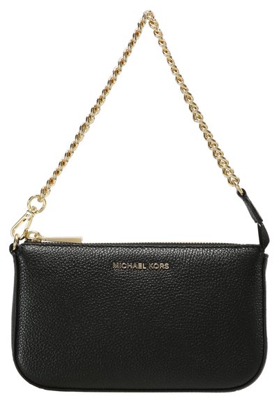 Pochette en cuir noir avec une finition texturée, chaîne dorée, fermeture à zip et nom de marque embossé à l'avant.