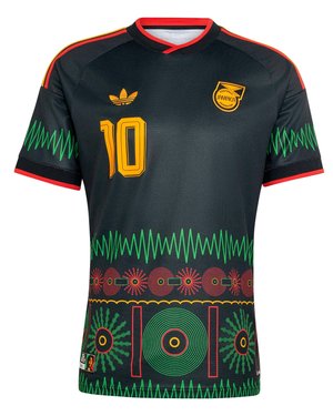Maillot de football noir avec bordure rouge, numéro 10 jaune, écusson de la Fédération de football de Jamaïque, et motifs géométriques vibrants vert, rouge et jaune.