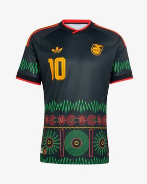 Maillot de football noir avec bordure rouge, numéro 10 jaune, écusson de la Fédération de football de Jamaïque, et motifs géométriques vibrants vert, rouge et jaune.