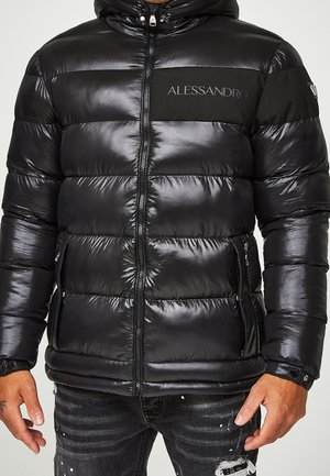 Sort blank polstret jakke med vandrette quiltede sømme, lynlås foran, lynlåslommer og "ALESSANDRO" logo på brystet og ærmemærket.