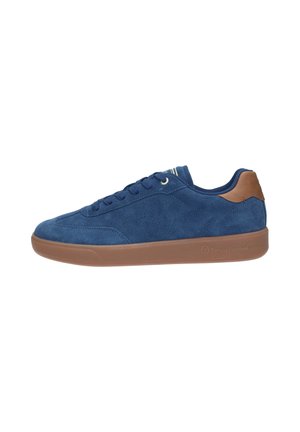 Baskets en suède bleu marine avec des accents en cuir marron, semelle en caoutchouc plate, bout rond et six œillets pour les lacets. Marque discrète sur le côté.
