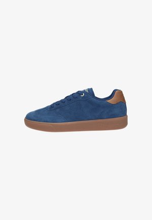 Sneaker in suede blu navy con accenti in pelle marrone, suola in gomma piatta, punta tonda e sei asole per i lacci. Branding discreto sul lato.