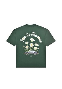 Groen T-shirt met witte bloemen en een afbeelding van een vintage auto, tekst "Pas De Monaco" boven en onder het ontwerp op de achterkant.