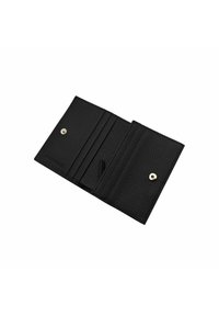 Portafoglio in pelle nera con finitura texture, dotato di numerosi scomparti per carte, un comparto centrale e una chiusura a scatto dorata.