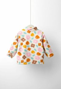 Fleece-Pullover mit hohem Kragen, der ein florales Muster in Rosa, Braun, Orange und Petrol auf einem crèmefarbenen Hintergrund zeigt.