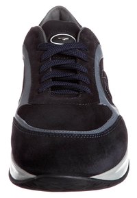 Schwarze Wildleder-Sneaker mit navyfarbigen Akzenten, runder Zehenform, Schnürdesign und Gummisohle. Mit einem kreisförmigen Logo auf der Zunge.