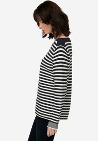 Camicia a maniche lunghe a righe blu navy e bianche; scollatura rotonda, vestibilità rilassata, polsini a costine, righe orizzontali, morbido tessuto.