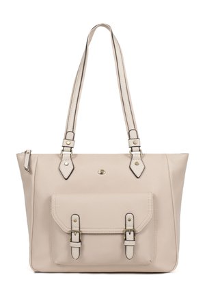 Beige leren totebag met dubbele schouderbanden, een voorvak met flap dat is beveiligd met twee gespen, en een klein metalen logo in het midden.