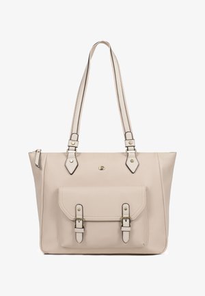 Beige leren totebag met dubbele schouderbanden, een voorvak met flap dat is beveiligd met twee gespen, en een klein metalen logo in het midden.