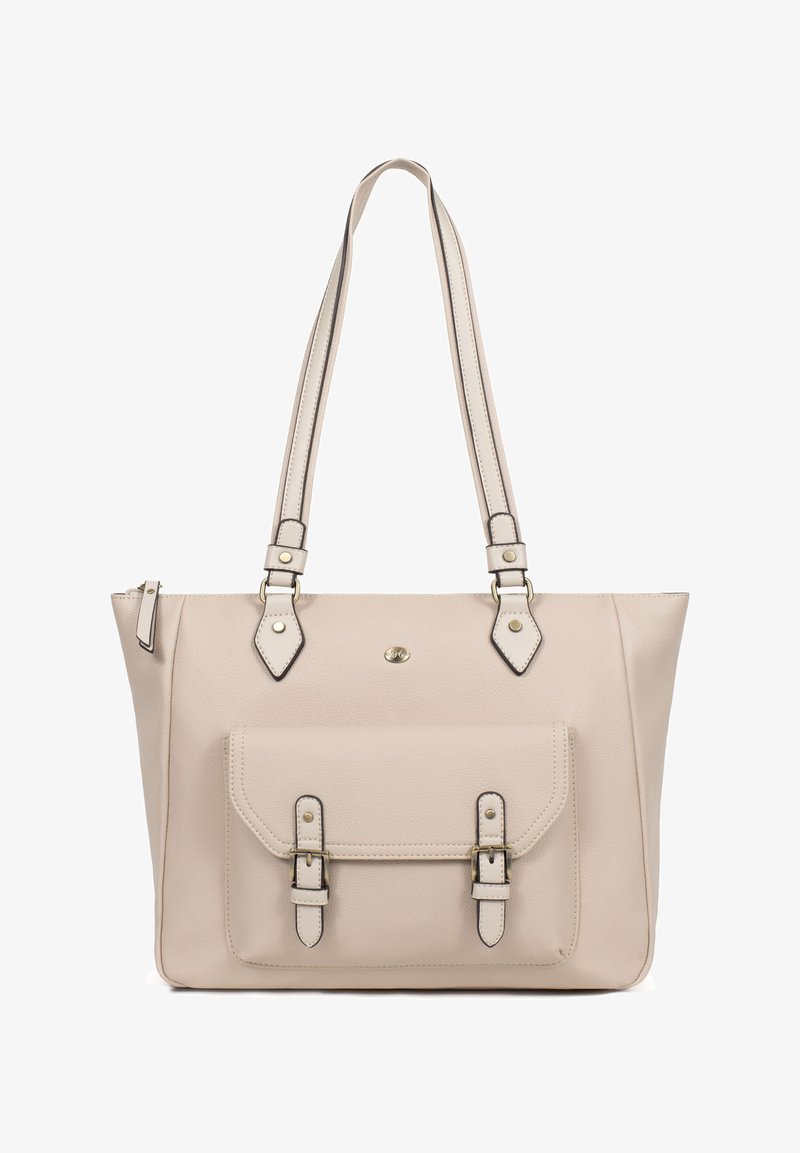 Beige leren totebag met dubbele schouderbanden, een voorvak met flap dat is beveiligd met twee gespen, en een klein metalen logo in het midden.