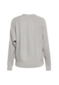 Pulover gri cu nervuri, cu un croi lejer, mâneci lungi, decolteu rotund și un model texturat pe întreaga suprafață.