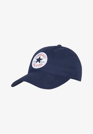 Gorra de béisbol azul marino fabricada en algodón con visera curvada, que presenta un parche redondo blanco con una estrella negra y el texto rojo "Converse All Star."