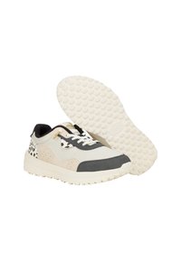 Sneaker con una combinazione di colori bianco, beige e grigio. Presentano una suola testurizzata, accenti perforati e un motivo maculato sul tallone.